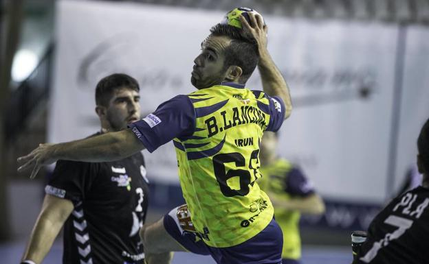 Lancina, autor de seis goles, lanza a portería sin oposición durante el partido de ayer ante el Sinfín en pista santanderina. /ROBERTO RUIZ