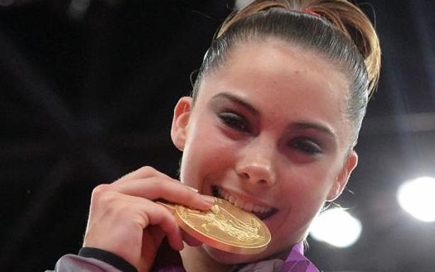 McKayla Maroney muerde su medalla de oro en los Juegos de Londres 2012. /AFP
