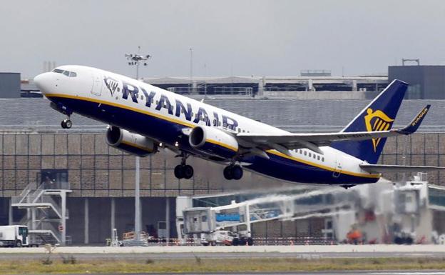 Un avión de Ryanair despega del aeropuerto de Toulouse./Regis Duvignau (Reuters)