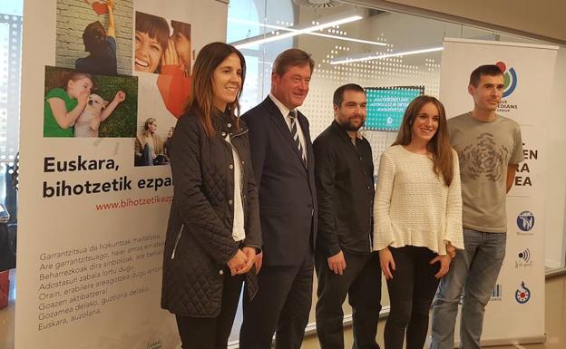 Eusko Jaurlaritzako eta Euskal Wikilarien Kultura Elkarteko ordezkariak, ekimenaren aurkezpenean./IREKIA