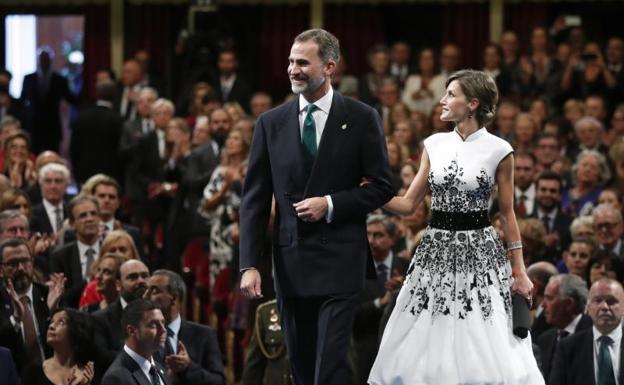 Los Reyes reciben la ovación de los asistentes a la ceremonia de entrega de los Princesa de Asturias./Chema Moya (Efe)