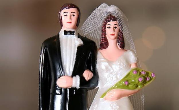 Detenida por pagarse su boda y la luna de miel con la tarjeta de una amiga