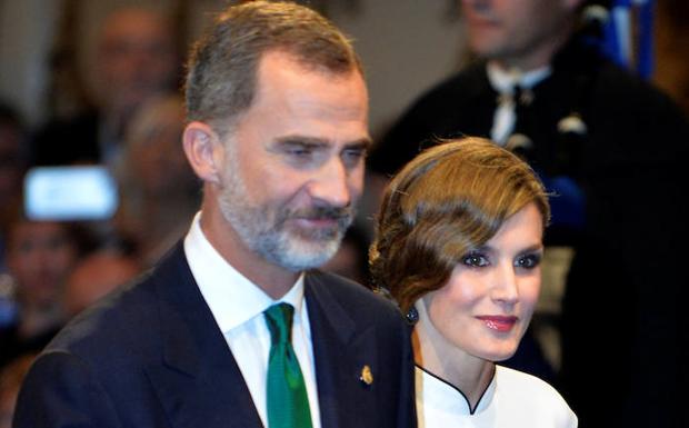Felipe VI (i) Letizia llegan a la ceremonia. /Vincent West (Reuters)