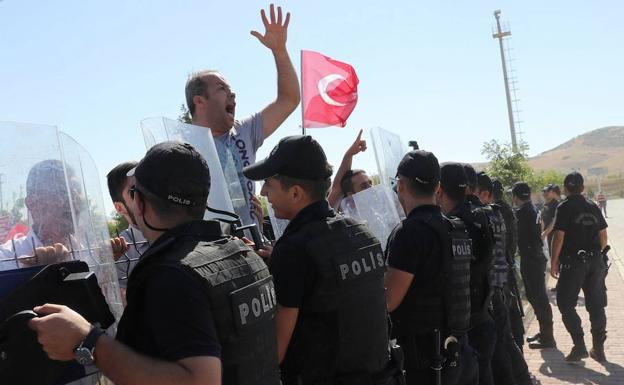 Protestas en agosto por los arrestados por el golpe de Estado en Turquía./Afp