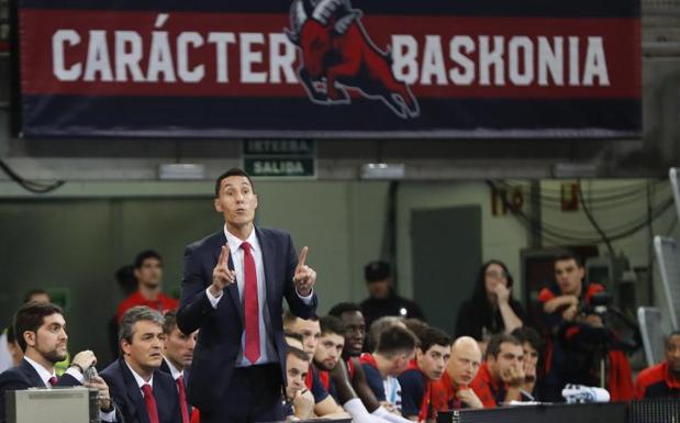 Pablo Prigioni, dando indicaciones durante el partido ante el Valencia Basket. /David Aguilar (Efe)