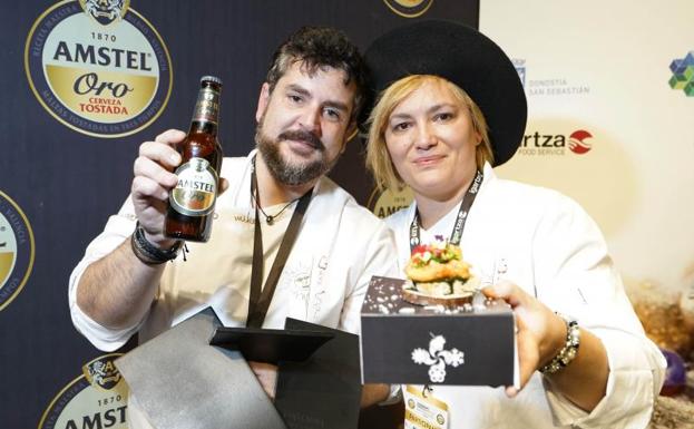 Mikel Muñoz y Mika Pop, del Gran Sol de Hondarribia, muestran su pintxo ganador/Lobo Altuna
