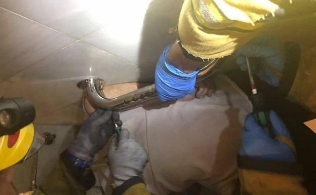 Se queda atrapado por la cabeza entre un váter y la pared en unos baños