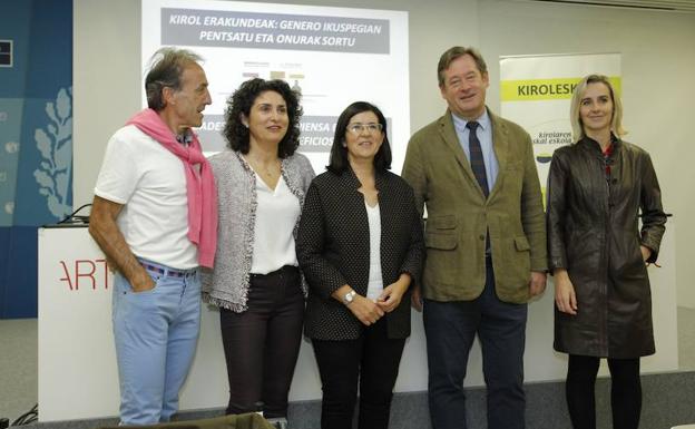 Aurkezpenean parte hartu duten kideak, Izaskun Landaida eta Bingen Zupiria tartean direla./IREKIA