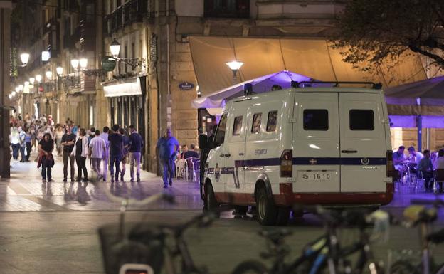 Una patrulla de la Ertzaintza, en el Boulevard. /SARA SANTOS