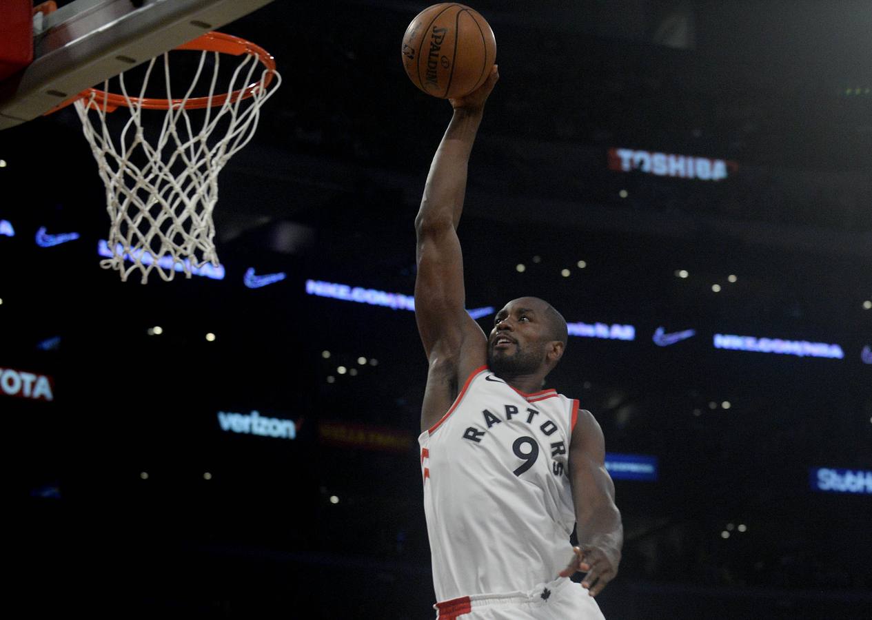 Serge Ibaka anota una canasta.