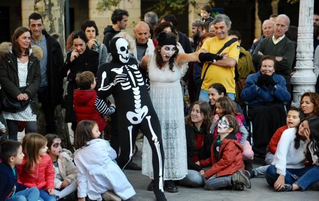 Uno de los talleres infantiles que se llevaron a cabo a cabo en el Boulevard en los prolegómenos del arranque de la Semana de Cine Fantástico y de Terror./P. Martínez