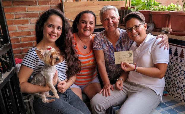 os hijas y dos nietas del matrimonio, con la misiva
