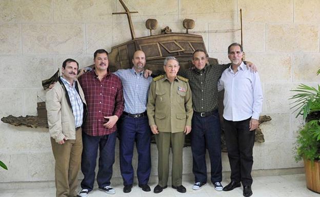 Imagen de archivo de Raúl Castro con los cinco espías cubanos.