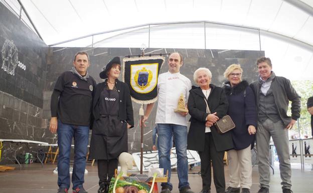 El presidente de la Cofradía de la Morcilla, Loinaz Usabiaga, Josema Olano y su ama Isabel Imaz, la edil Enkarni Arrieta y el alcalde Aitor Aldasoro./Juantxo Unanua