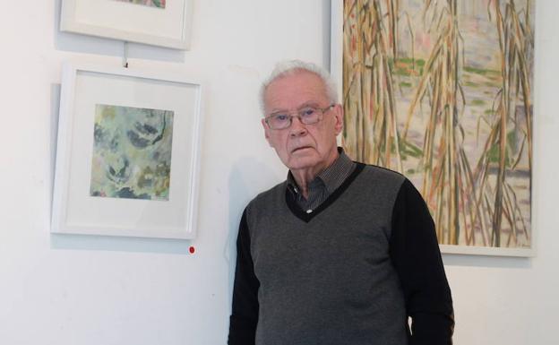 Alejandro Tapia 2014an, Usurbilen egin zuen azken erakusketan, atzean bere koadro batzuk ageri direla./MIKEL FRAILE
