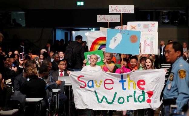 Niños con pancartas durante la apertura de la Conferencia de Naciones Unidas sobre el cambio climático./Reuters