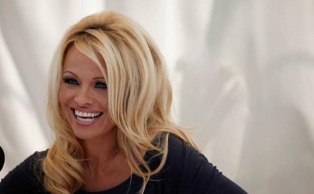 Pamela Anderson arremete contra Rajoy por su gestión del desafío independentista