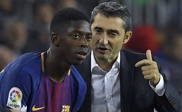 Ousmane Dembélé, junto a Ernesto Valverde. /Afp