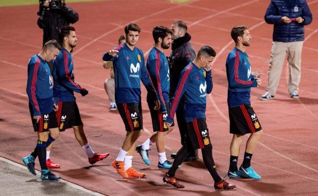 Los internacionales salen a entrenar con nueva indumentaria. /Efe