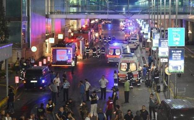 Médicos y policías trabajan después de un ataque suicida con bomba en Ankara en julio de 2016./Efe