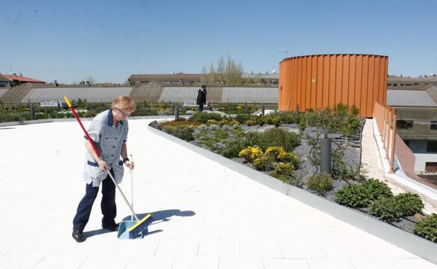 Una limpiadora barre el suelo de la terraza del Palacio de Congresos Europa de Vitoria./Jesús Andrade