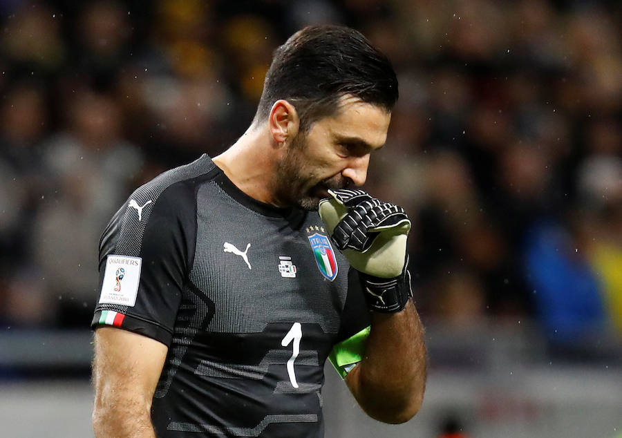 Buffon, pensativo ante la derrota contra Suecia./Reuters