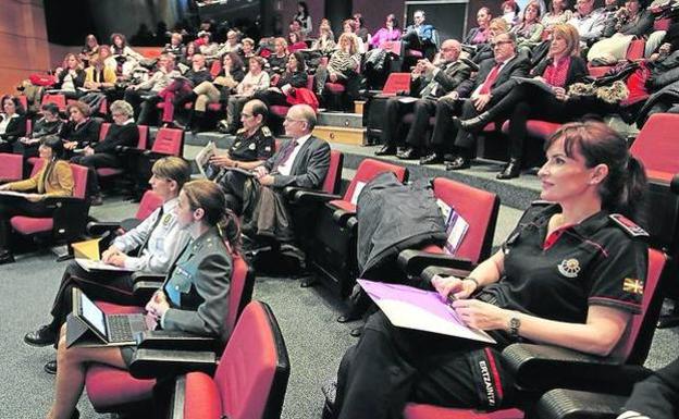 Entre el público había representantes de la Ertzaintza, Guardia Civil y Mossos./Manu cecilio