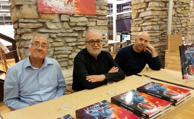 Daniel Redondo y Gregorio Muro, con Dani Fano, en la presentación que se realizó en Komikigunea. / N. A.