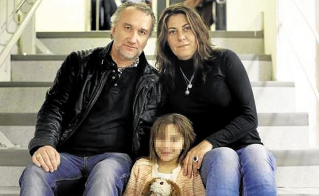 Nadia posa con sus padres. /Archivo