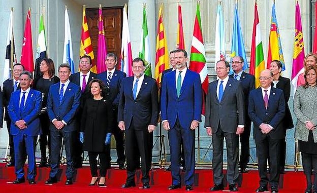 Rajoy, flanqueado por Sáenz de Santamaría y Felipe VI, presidió la Conferencia de Presidentes autonómicos en enero en Madrid, con la ausencia de Urkullu y Puigdemont./EFE