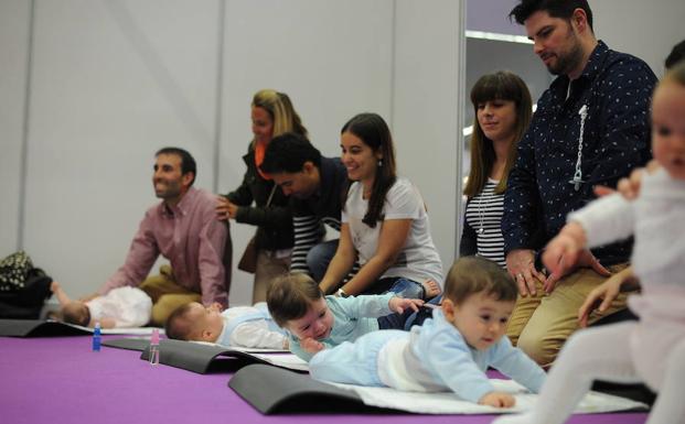 Padres y madres con sus bebés./B. Agudo