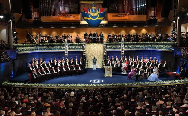 Los reyes de Suecia (d) presiden la ceremonia de entrega de los Premios Nobel en la Sala de Conciertos de Estocolmo./Fredrik Sandberg (Efe)