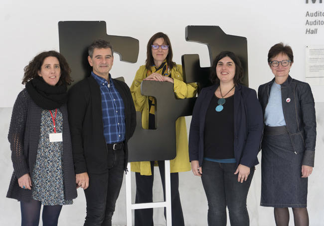 Ezkerretik eskuinera: Julieta Barrenechea, Joseba Eceiza, Itziar Alkorta, Marie Deramat eta Sophie Herrera/