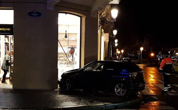 El coche, empotrado contra el escaparate de la tienda./