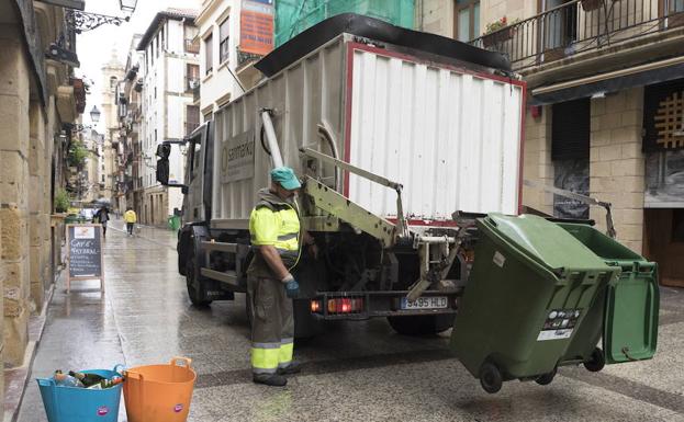 Un camión recoge basuras en la Parte Vieja de San Sebastián./SARA SANTOS