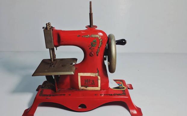 Esta máquina de coser en miniatura de 1975 tiene un precio de salida de 20 euros/