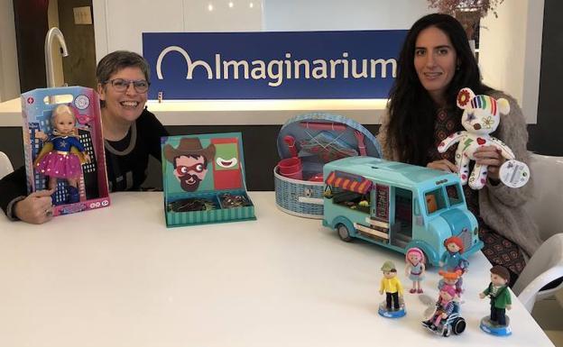 Imma Marín y María Nalda apuestan por «los juguetes reales» que estimulan la imaginación./