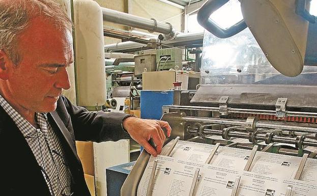 Eduardo Aizpurua, gerente de Transkrit, supervisa la impresión de las papeletas./ARIZMENDI