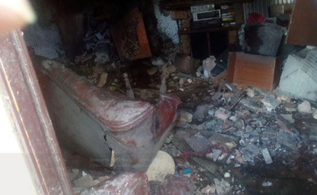 Interior de la vivienda donde ha explotado una caldera. /BOMBEROS DE NAVARRA