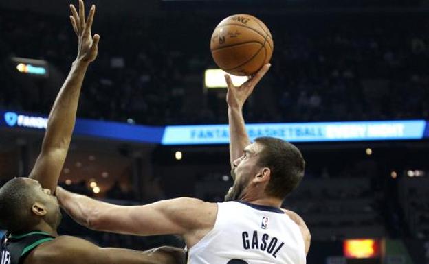 Marc Gasol (d) en acción ante la marca de Al Horford /Efe