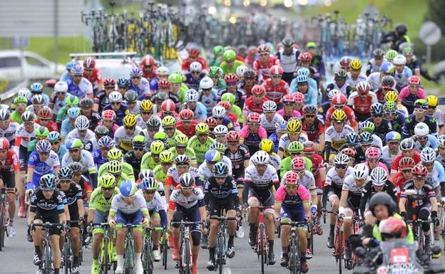 Ciclistas circulan en pelotón por las inmediaciones de Etxebarria, donde dio comienzo la primera etapa de la Vuelta al Pais Vasco 2016. /Ignacio Perez