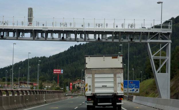 Un camión atraviesa el dispositivo en forma de arco instalado en el puerto de Etzegarate. /Michelena