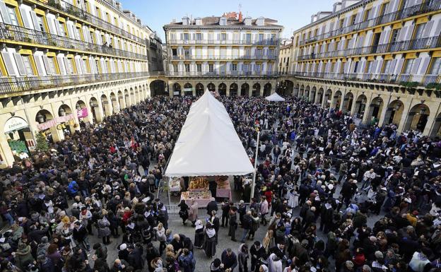 La donostiarra Plaza de la Constitución llena de gente para disfrutar de la fiesta de Santo Tomás./Lobo Altuna