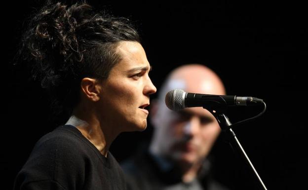 Lujanbio kantuan, Mendiluze begira duela./ARIZMENDI