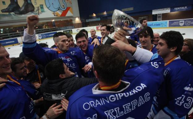 Los jugadores del Txuri celebran el título de Copa. /Arizmendi