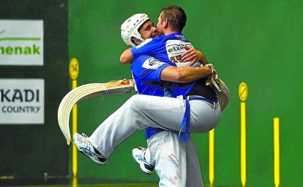 Etxeberria III levanta en brazos a Uterga tras imponerse ambos en la final del Campeonato de Parejas de remonte. /JOSÉ MARI LÓPEZ