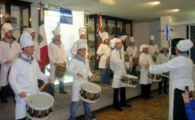 Artxiboko argazkian, San Sebastian eguneko danborrada Mexiko D.F.-ko euskal etxean. /DV