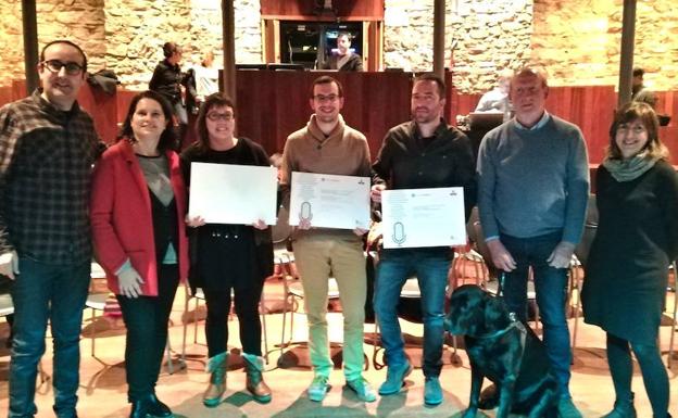 Ezkerretik eskuinera, Manex Urruzola eta Jaione Askasibar epaimahaikideak; Hala Bedi Irratiko Ainhoa Villaverde, Iker Estévez, Mikel Huarte, Javier eta Dover, saridunak; eta Lourdes Gutierrez epaimahaikidea./