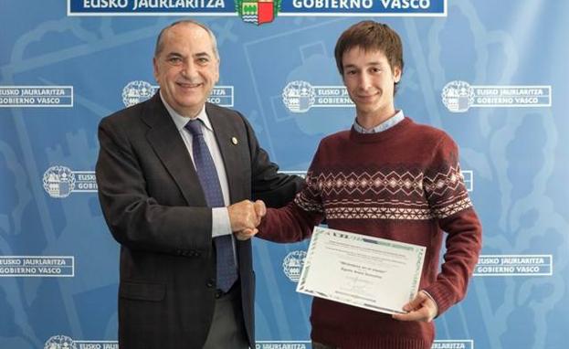 Iñaki Arriola Eusko Jaurlaritzako Ingurumen, Lurralde Plangintza eta Etxebizitza sailburuak eman dio saria Egoitz Ikazari/