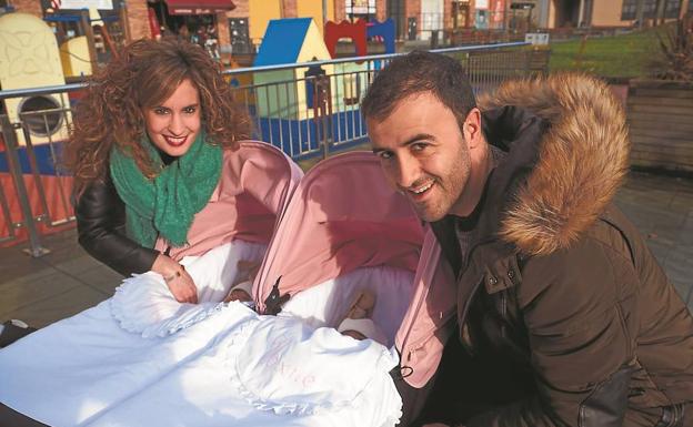 Maitane y David con sus pequeñas Uxue y Maren./USOZ
